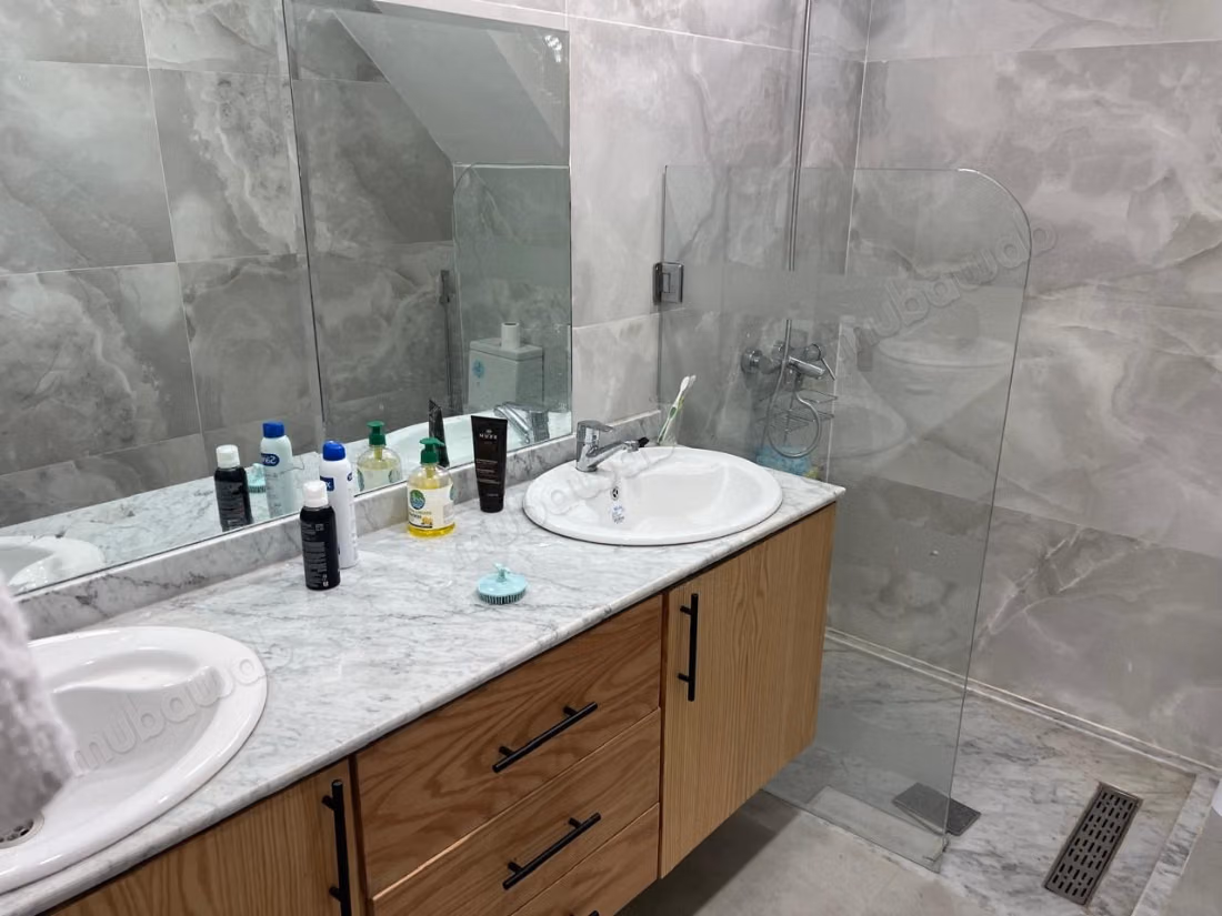Villa de luxe à vendre à Résidence al arz. 
6 pièces. Bien meublé