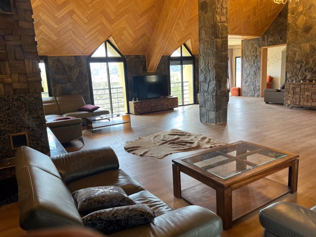 Villa de luxe à vendre à Résidence al arz. 
6 pièces. Bien meublé