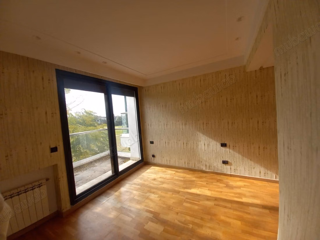 Appartement avec mezzanine à louer à Ville Verte. 
3 belles chambres. 
Ascenseur et terrasse