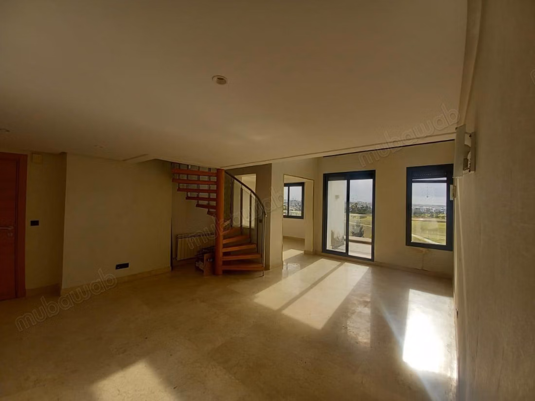 Appartement avec mezzanine à louer à Ville Verte. 
3 belles chambres. 
Ascenseur et terrasse