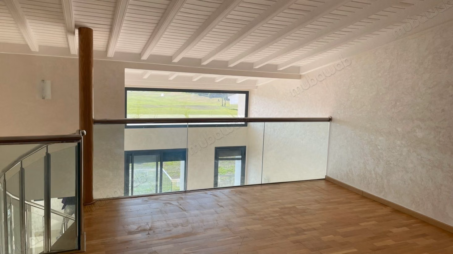 Appartement avec mezzanine à louer à Ville Verte. 
3 belles chambres. 
Ascenseur et terrasse