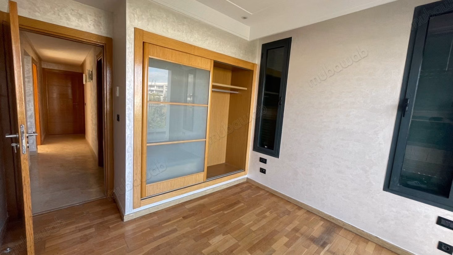 Appartement avec mezzanine à louer à Ville Verte. 
3 belles chambres. 
Ascenseur et terrasse