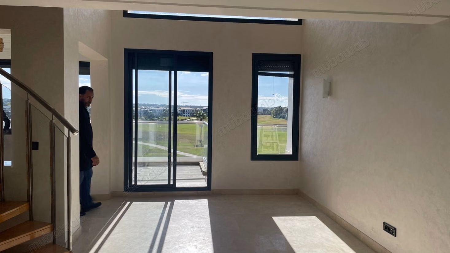 Appartement avec mezzanine à louer à Ville Verte. 
3 belles chambres. 
Ascenseur et terrasse