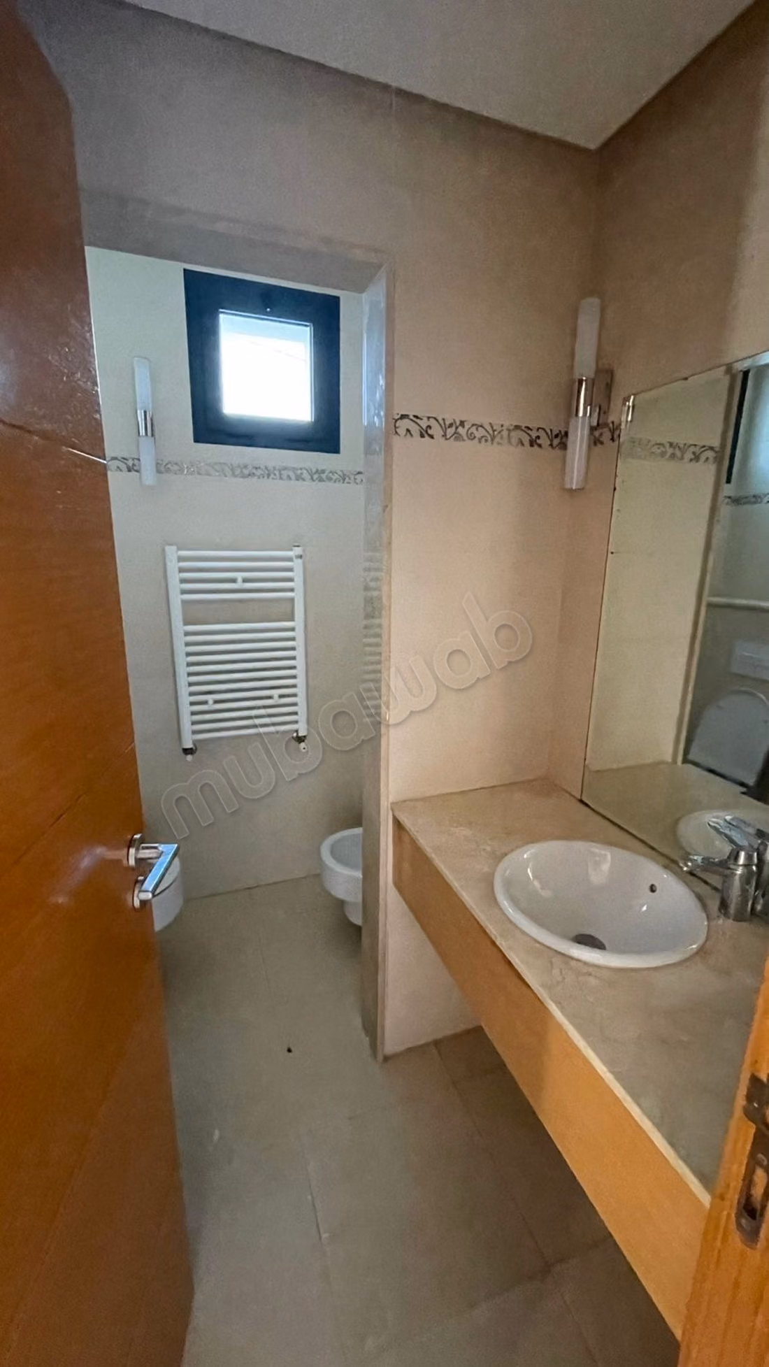 Appartement avec mezzanine à louer à Ville Verte. 
3 belles chambres. 
Ascenseur et terrasse