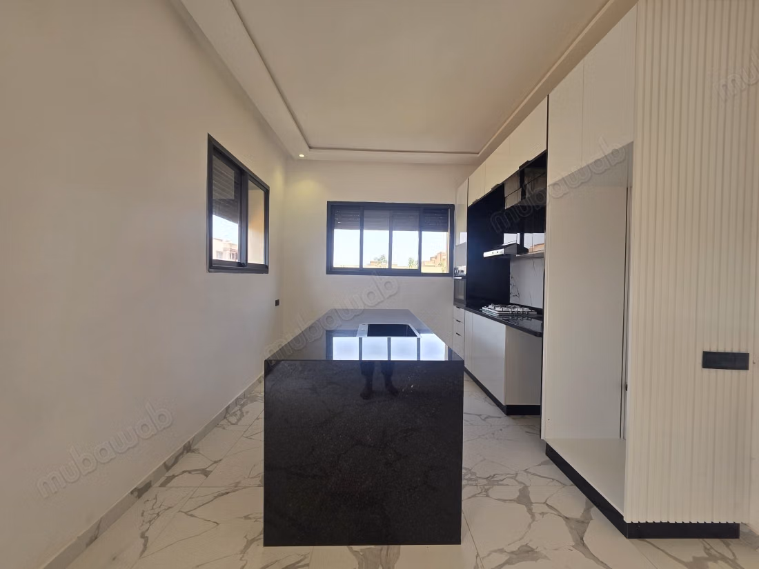 Luxury house for sale on Route Amizmiz. Total area 300 m². Terrace and garden