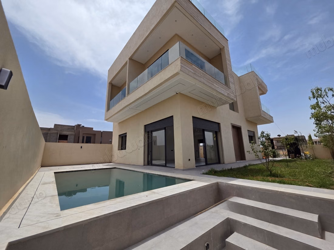 Luxury house for sale on Route Amizmiz. Total area 300 m². Terrace and garden