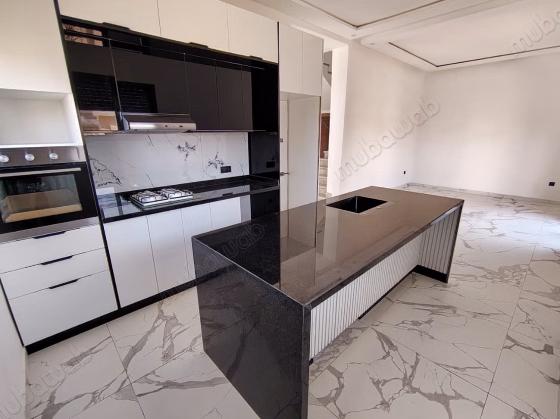 Luxury house for sale on Route Amizmiz. Total area 300 m². Terrace and garden