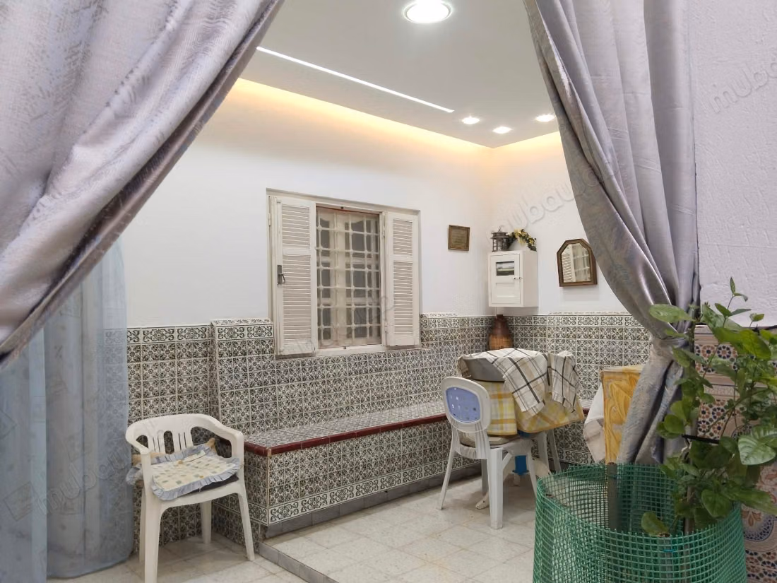 Maison à l'achat à Sidi Hassine.
Surface totale 140 m².
Cuisine bien équipée
