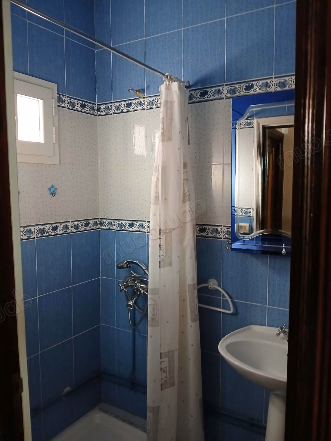 Maison à l'achat à Sidi Hassine.
Surface totale 140 m².
Cuisine bien équipée