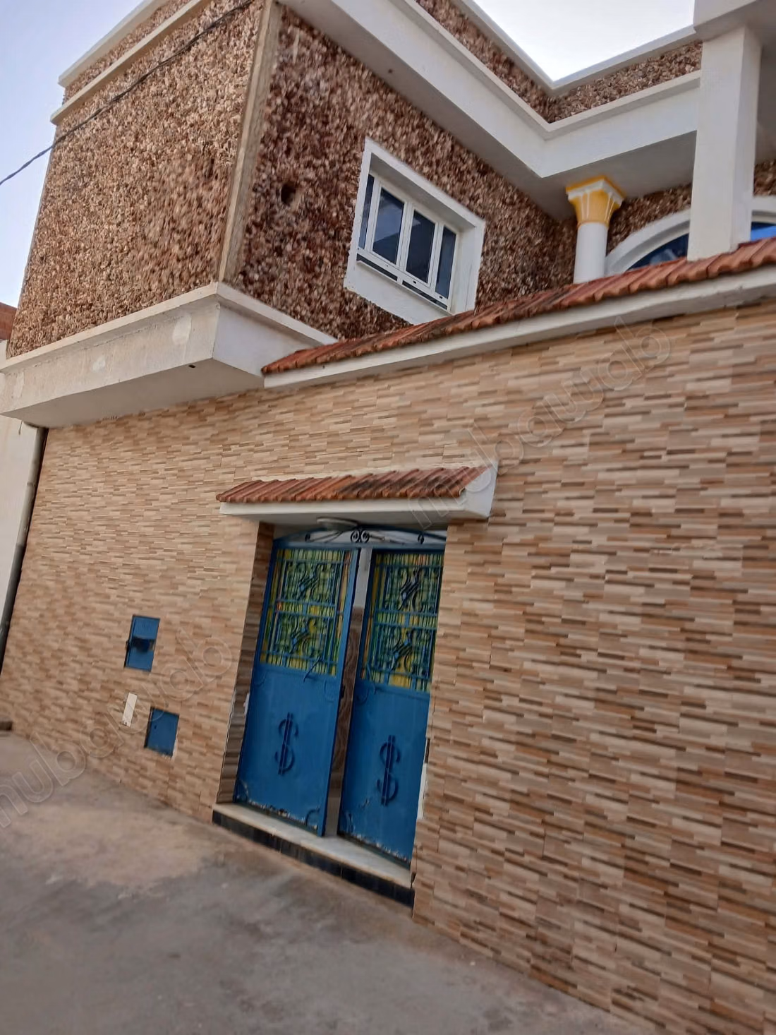 Maison à l'achat à Sidi Hassine.
Surface totale 140 m².
Cuisine bien équipée