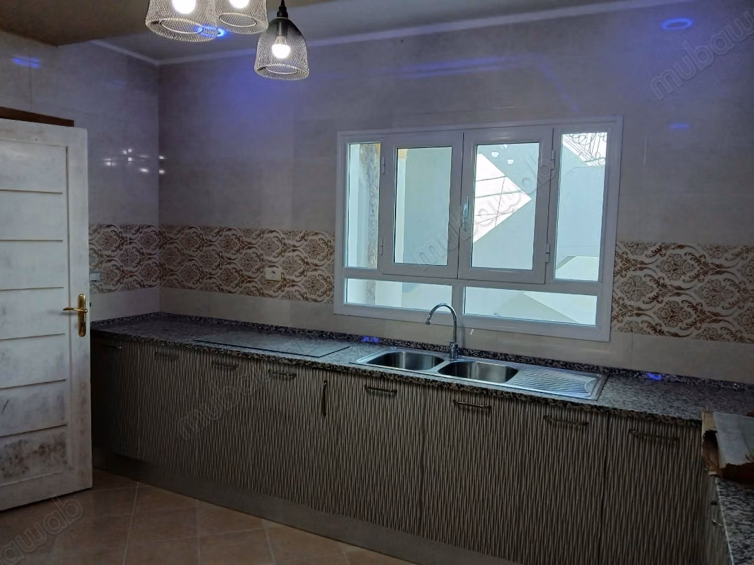 Maison à l'achat à Sidi Hassine.
Surface totale 140 m².
Cuisine bien équipée