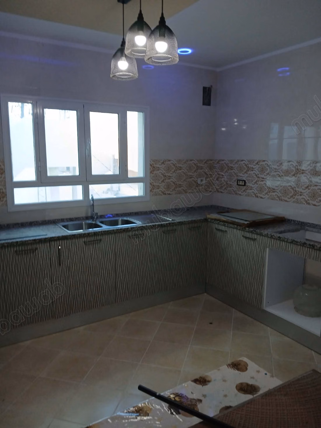 Maison à l'achat à Sidi Hassine.
Surface totale 140 m².
Cuisine bien équipée