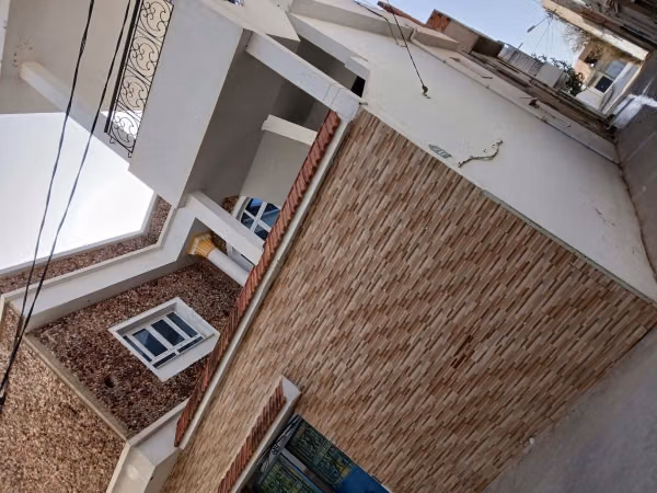 Maison à l'achat à Sidi Hassine.
Surface totale 140 m².
Cuisine bien équipée