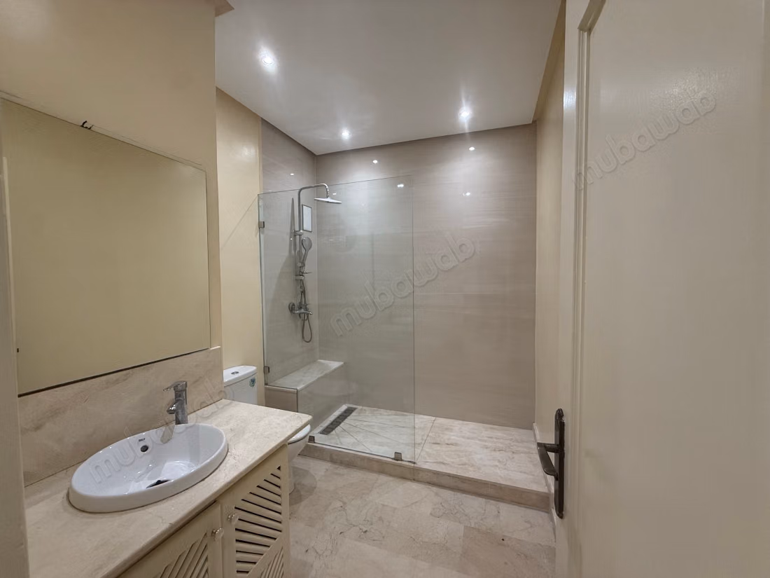 Louez cet appartement à Route Casablanca. 2 chambres agréables. Porte blindée et résidence sécurisée