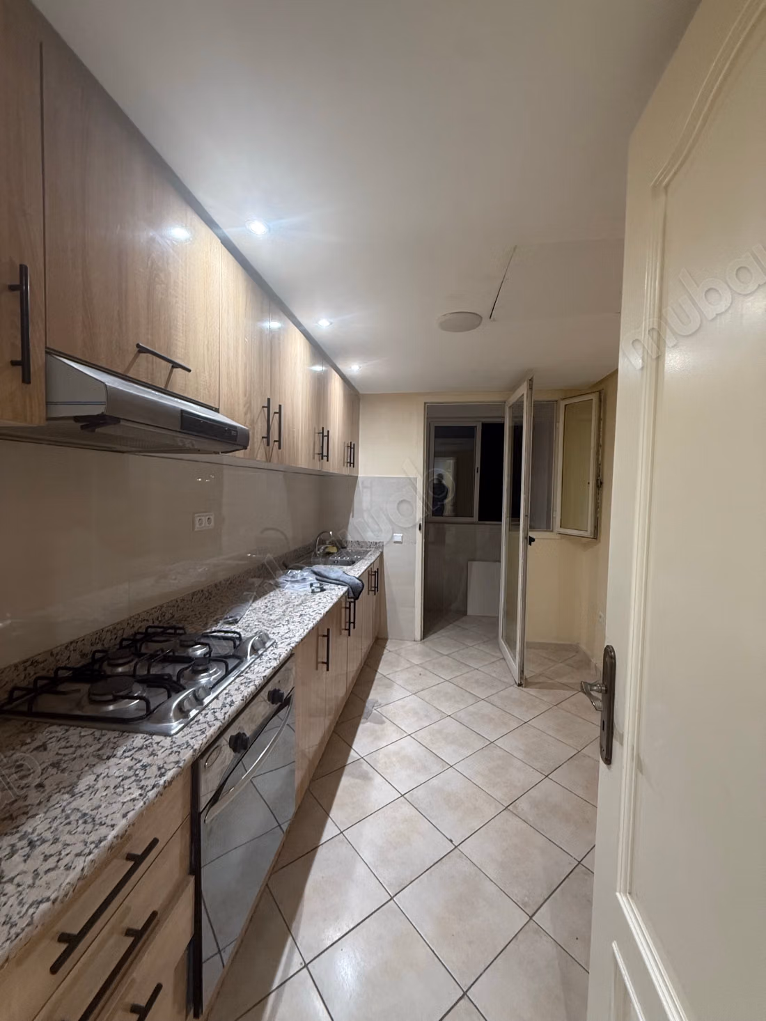 Louez cet appartement à Route Casablanca. 2 chambres agréables. Porte blindée et résidence sécurisée