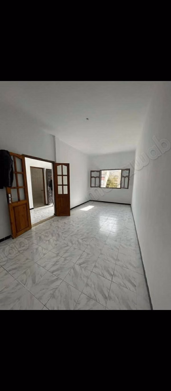 Maison de deux niveaux à la vente à Cité Ezzouhour