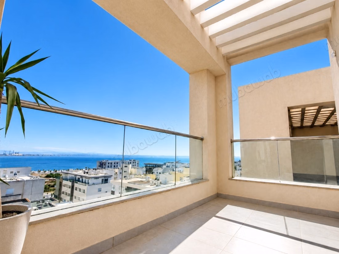 Penthouse, piscine et vue de rêve
