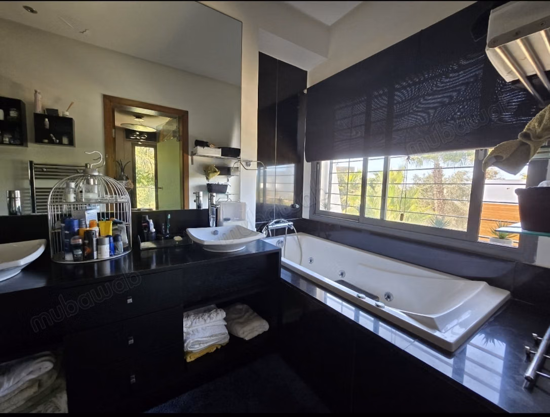 High-end villa for sale in Ain Diab. Area 664 m². Well furnished