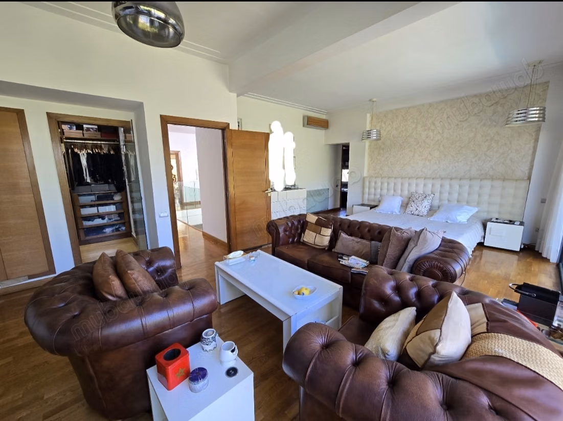 High-end villa for sale in Ain Diab. Area 664 m². Well furnished