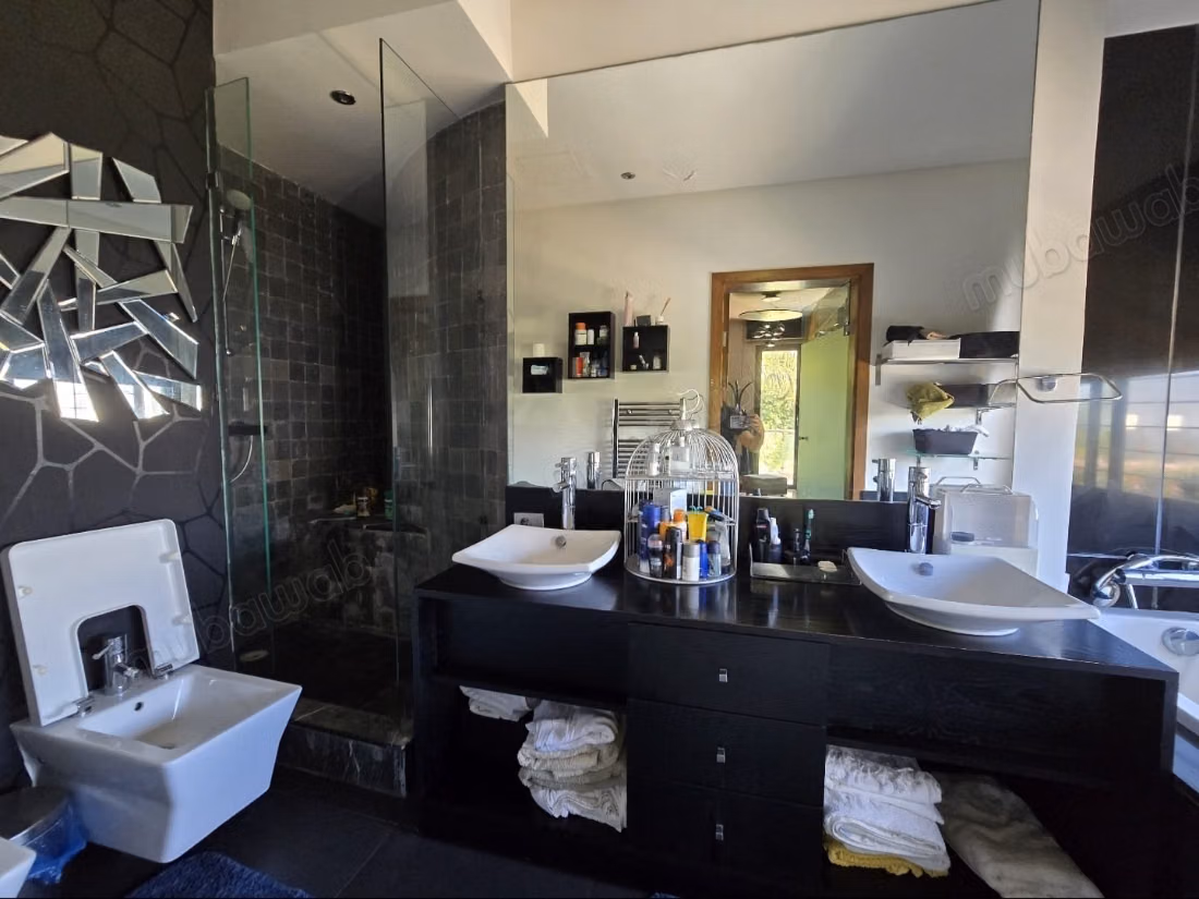 High-end villa for sale in Ain Diab. Area 664 m². Well furnished