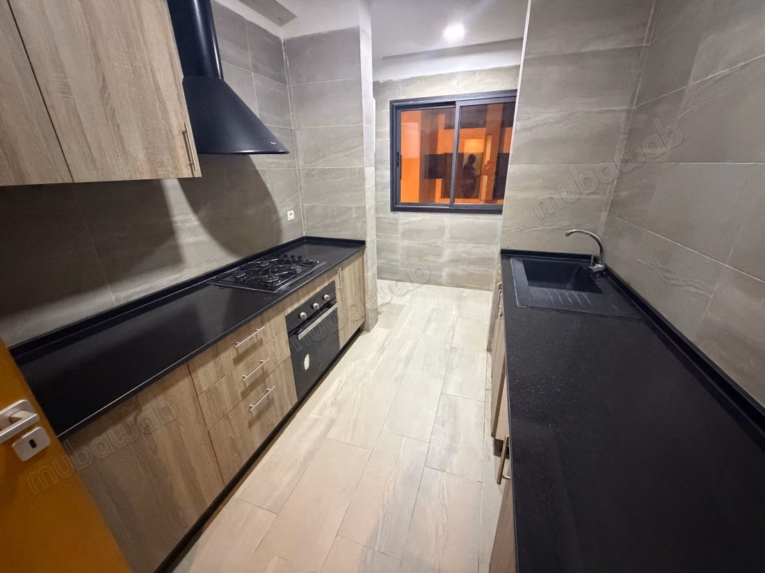 Louez cet appartement à Harhoura. Superficie 95 m². Espaces verts et ascenseur