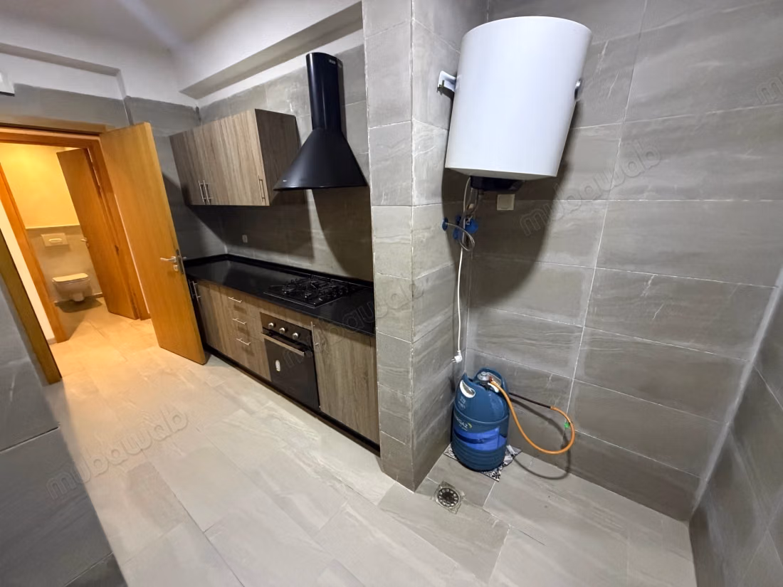 Louez cet appartement à Harhoura. Superficie 95 m². Espaces verts et ascenseur