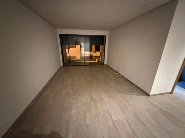 Louez cet appartement à Harhoura. Superficie 95 m². Espaces verts et ascenseur