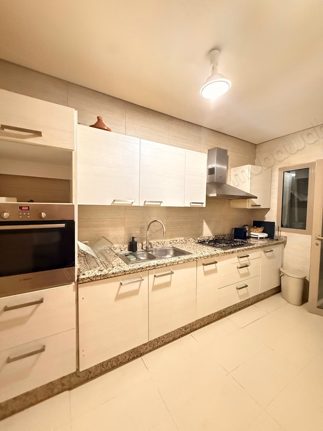 Location d'un appartement à Agdal. 2 chambres. Service de concierge et climatisation