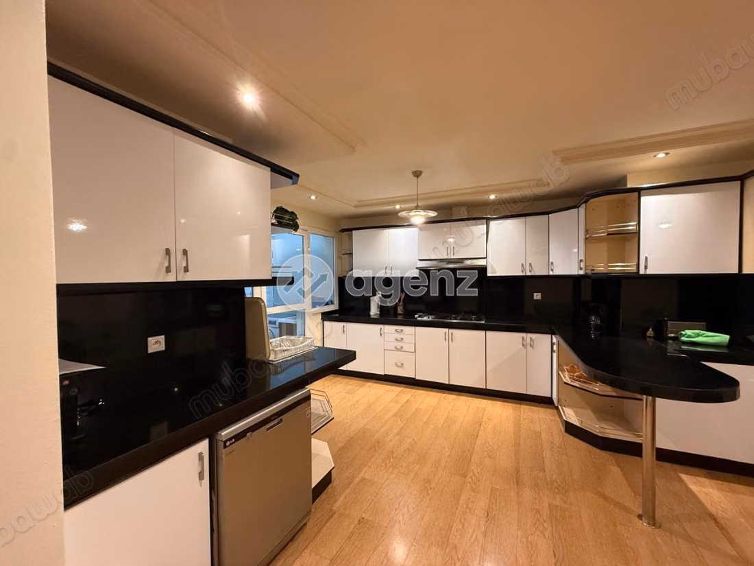 Appartement à louer 300 m², 4 chambres 
Racine Casablanca