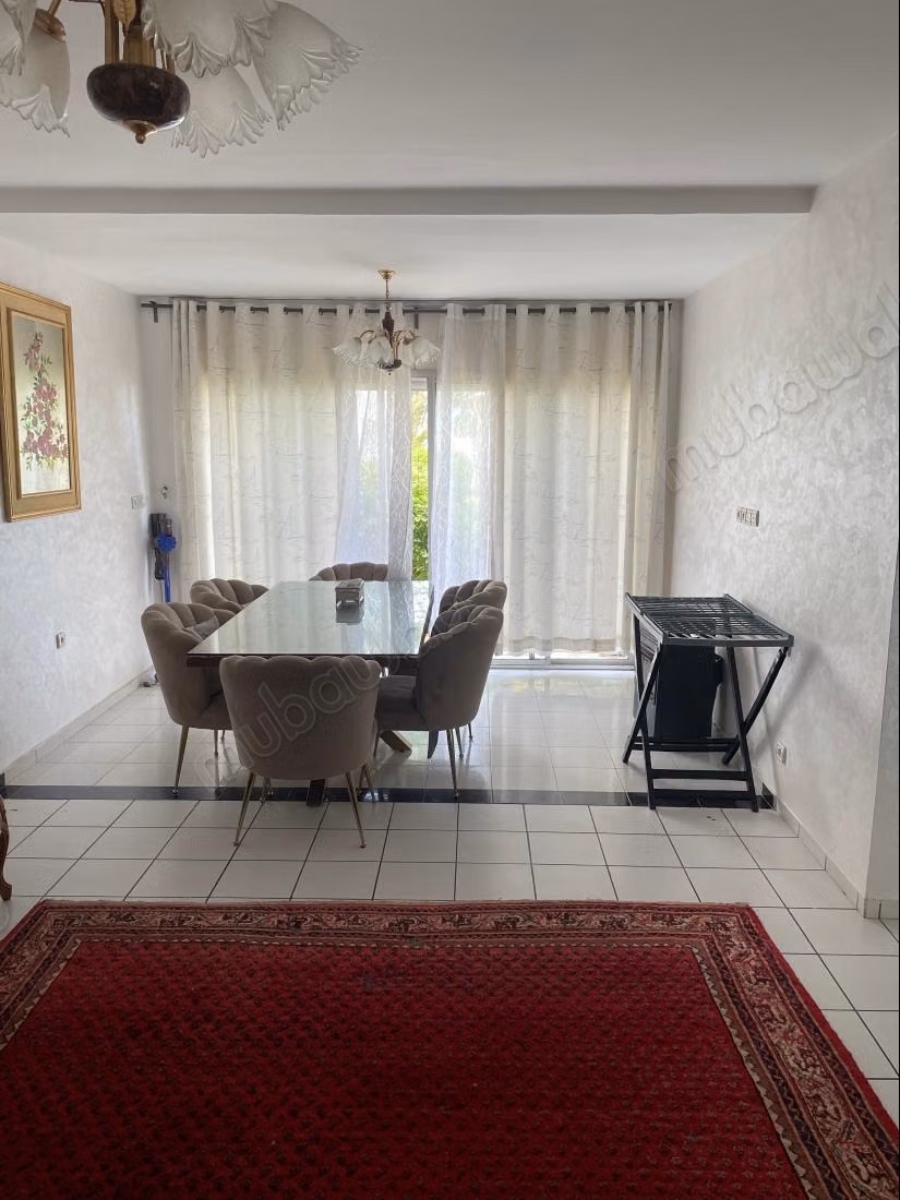 Location d'une maison à Harhoura. 
3 chambres. 
Meublé