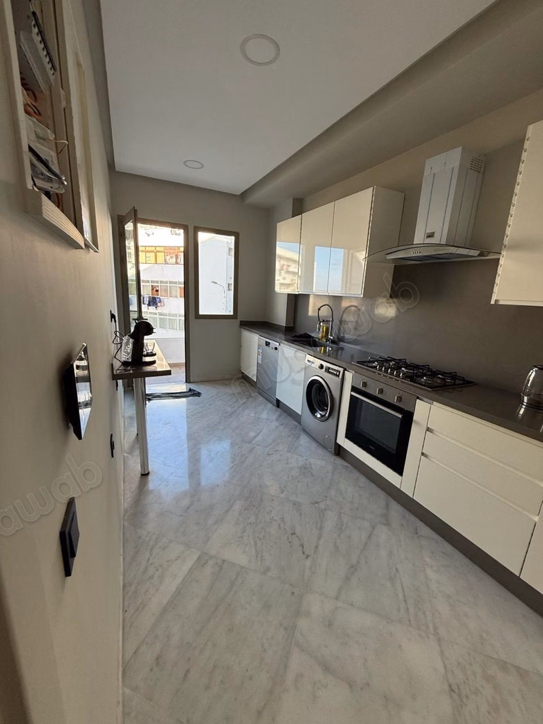 Bel appartement en location à El Manar 
El Hank. Surface totale 140 m². Bien meublé