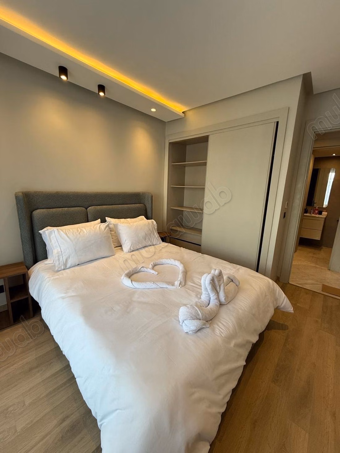 Bel appartement en location à El Manar 
El Hank. Surface totale 140 m². Bien meublé