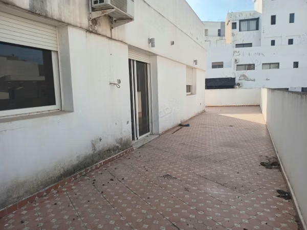 شقة جميلة مع تراس كبير للإيجار