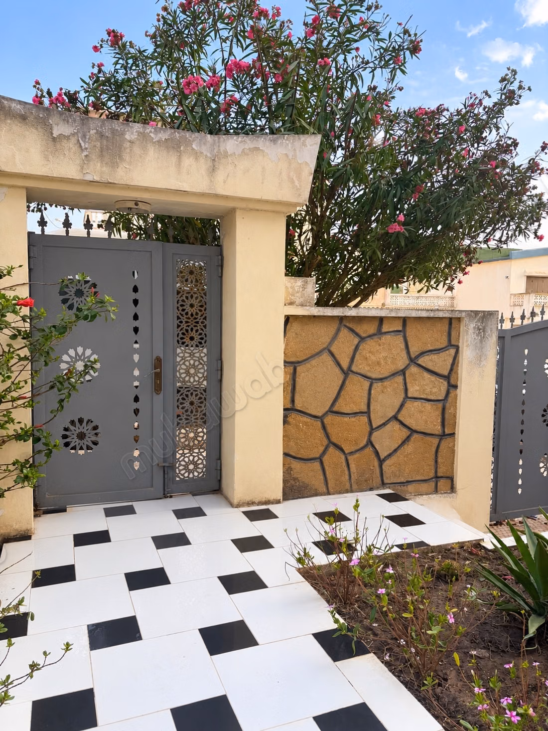 High-end house for sale in Moulay Bousselham. Area of 223 m². Terrace and garden
