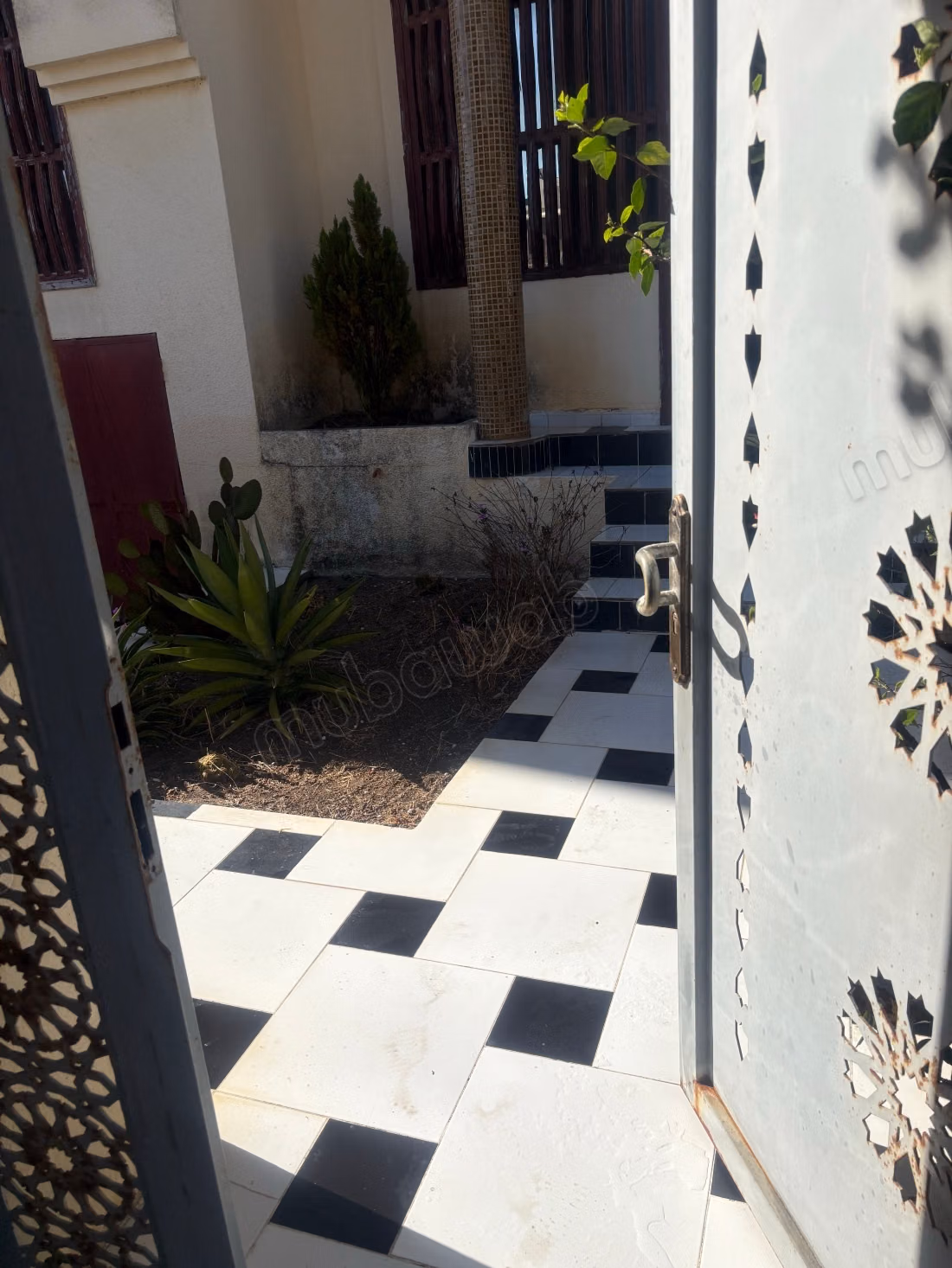 High-end house for sale in Moulay Bousselham. Area of 223 m². Terrace and garden