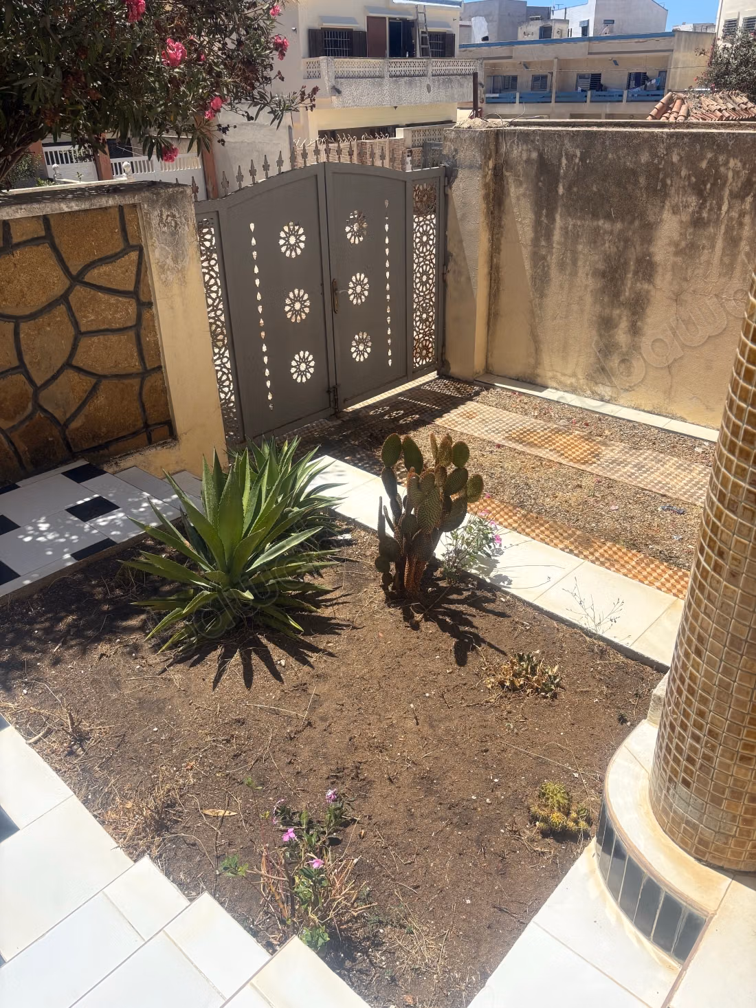 High-end house for sale in Moulay Bousselham. Area of 223 m². Terrace and garden