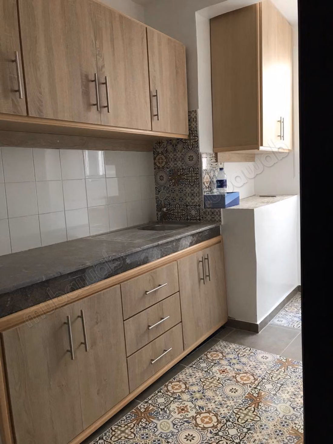 Superbe appartement 1 NOVEMBRE à louer à Route Nationale 
Assilah. 2 chambres. Système de parabole et résidence sécurisée