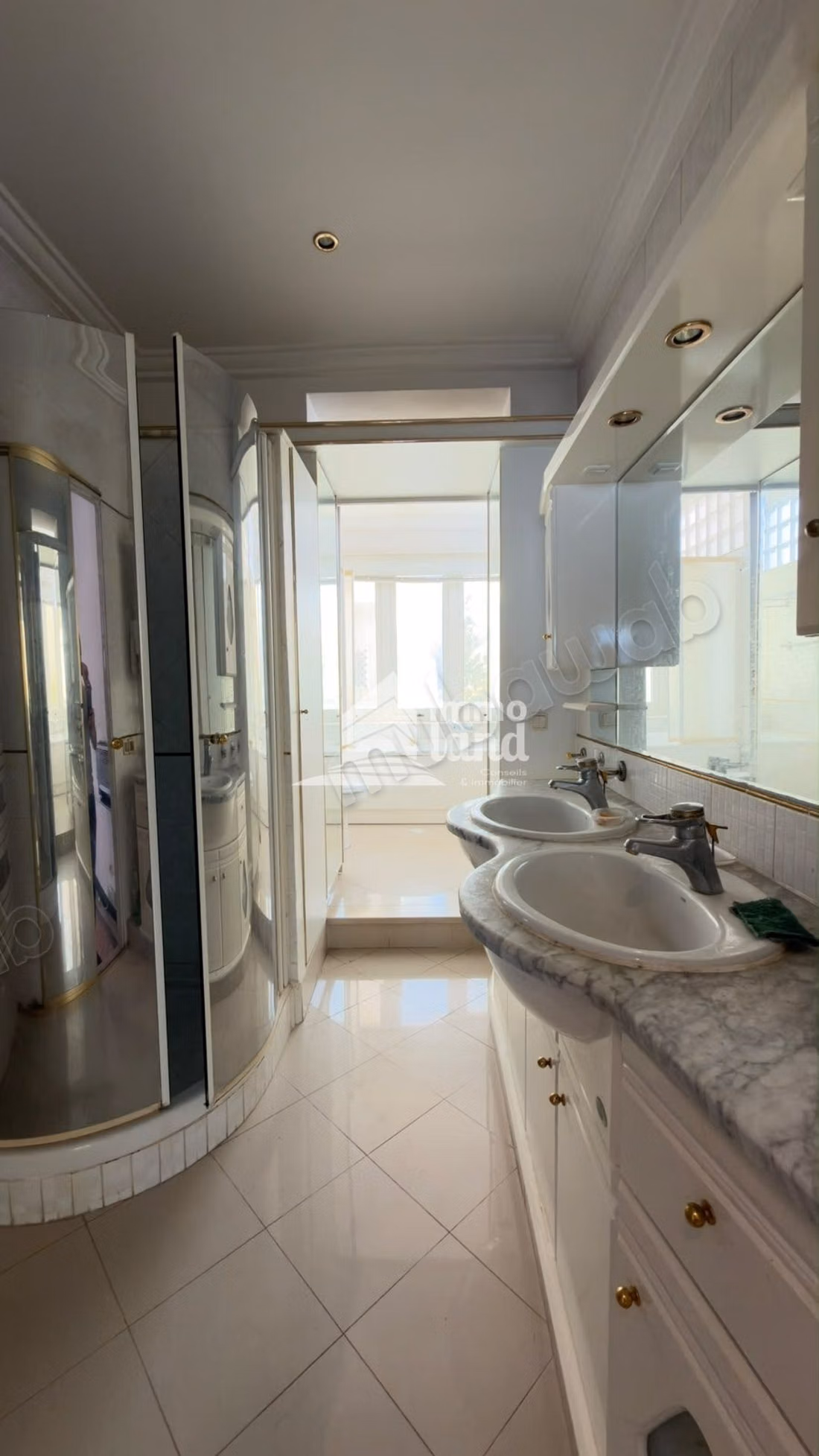 Villa de 500 m2 sur terrain de 325m2 à cité mahrajene