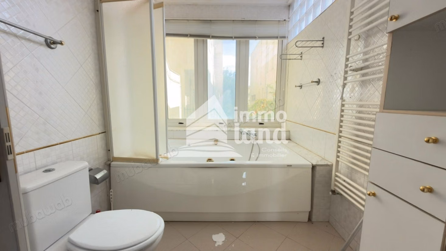 Villa de 500 m2 sur terrain de 325m2 à cité mahrajene