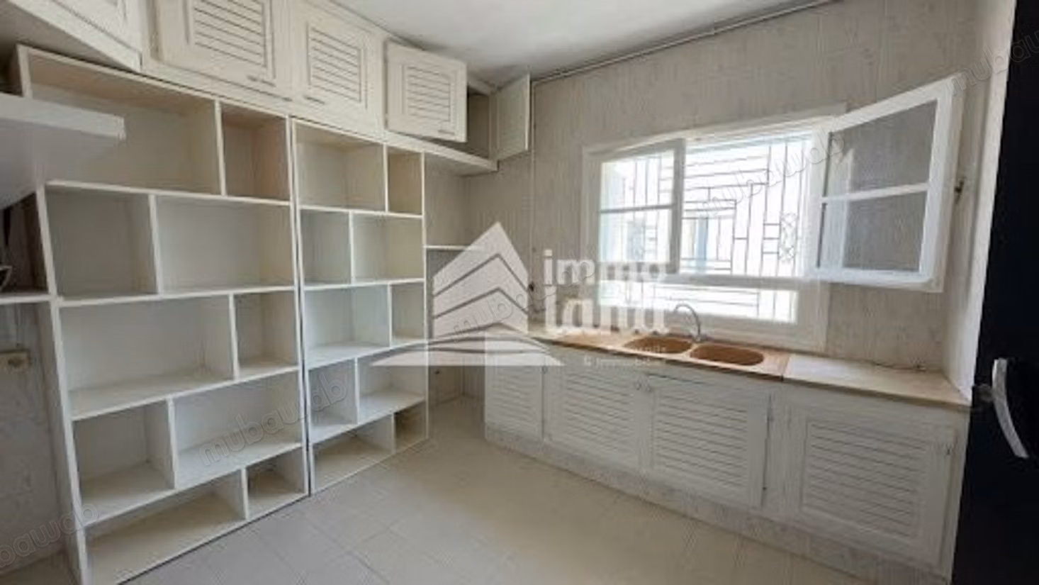 Villa de 500 m2 sur terrain de 325m2 à cité mahrajene