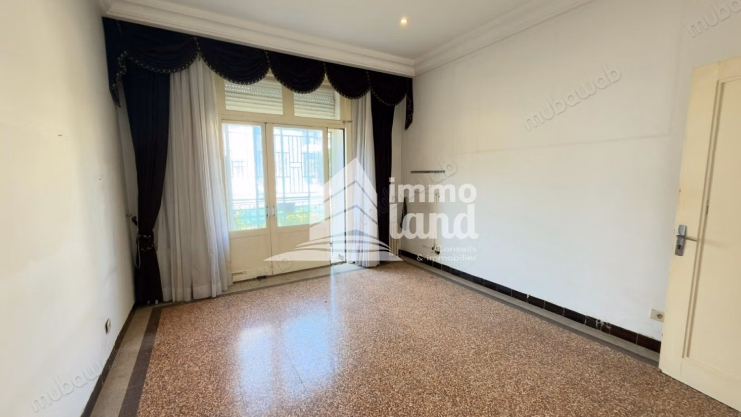 Villa de 500 m2 sur terrain de 325m2 à cité mahrajene