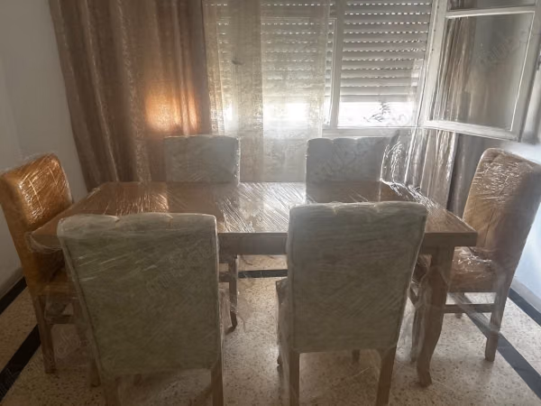 Bel appartement en location à Borj Louzir. 
Surface totale 90 m². 
Concierge