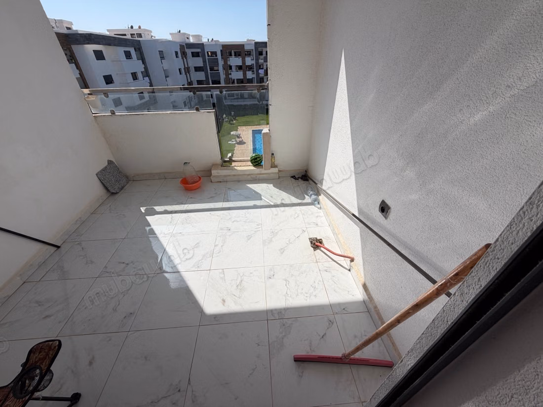 Louez cet appartement à Harhoura. 2 chambres. Salon traditionnel marocain, résidence sécurisée