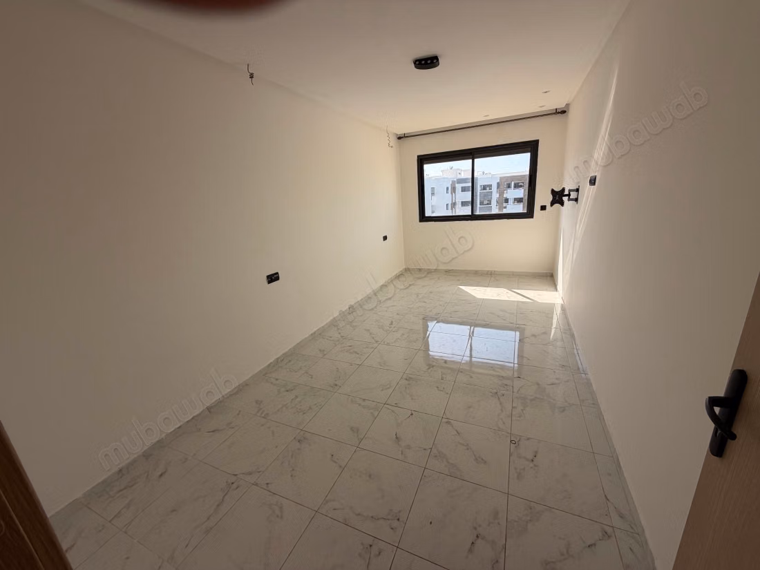 Louez cet appartement à Harhoura. 2 chambres. Salon traditionnel marocain, résidence sécurisée