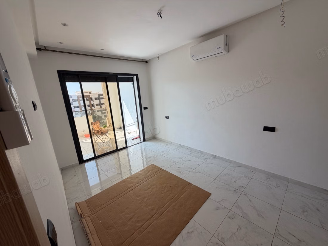 Louez cet appartement à Harhoura. 2 chambres. Salon traditionnel marocain, résidence sécurisée