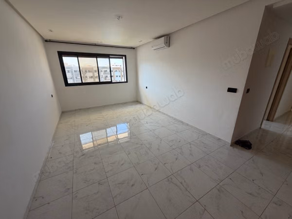 Louez cet appartement à Harhoura. 2 chambres. Salon traditionnel marocain, résidence sécurisée