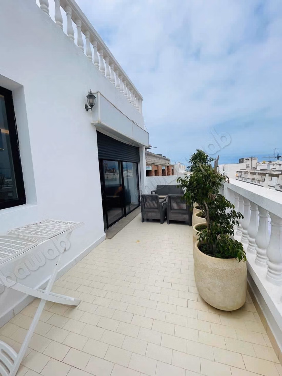 Appartement standing meublé avec terrasse a ha