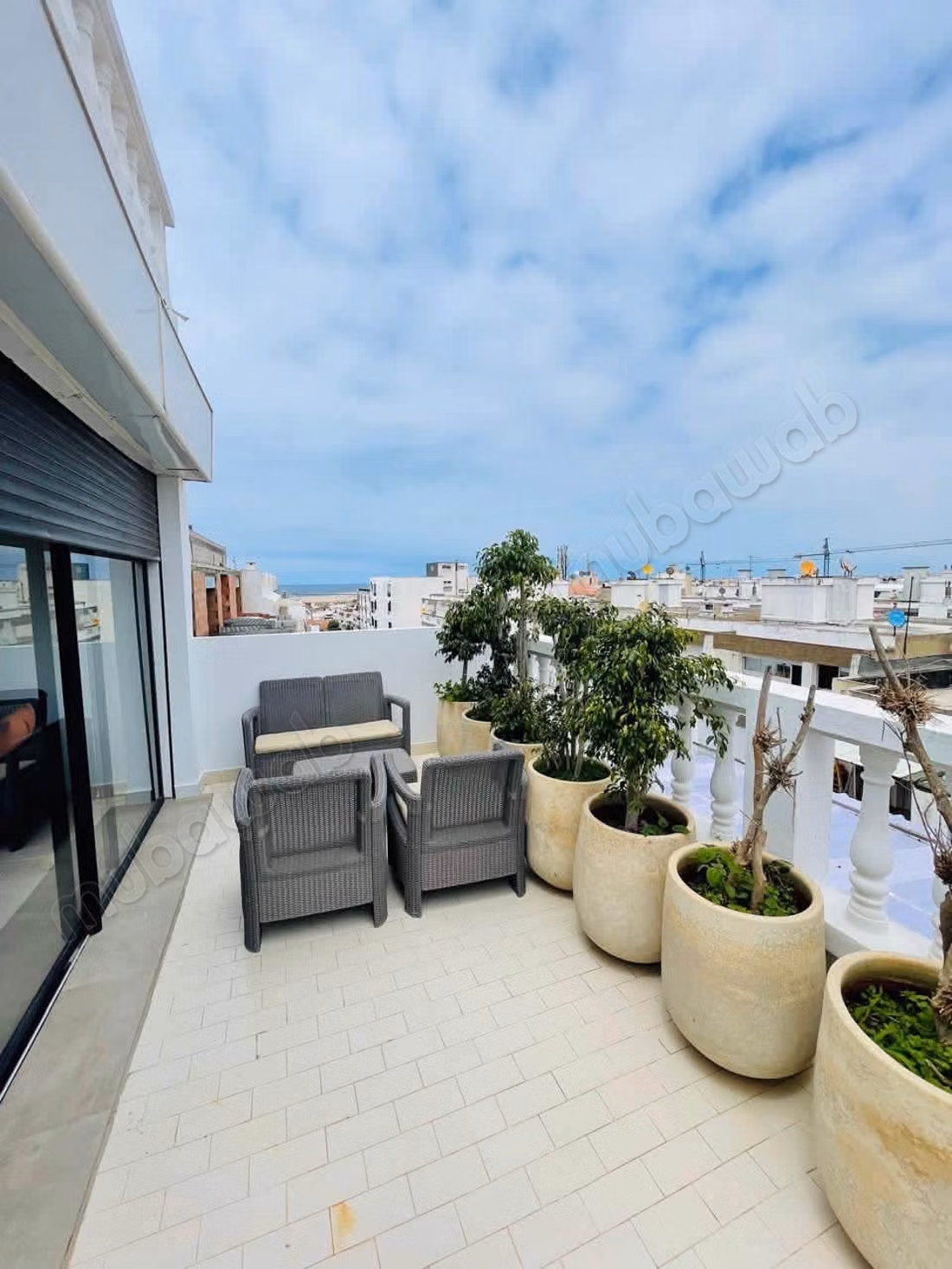 Appartement standing meublé avec terrasse a ha