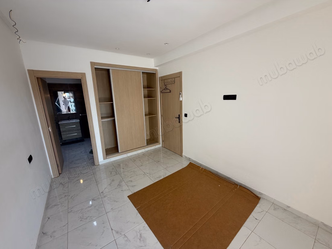 Appartement en location à Harhoura. 4 pièces confortables. Porte blindée, salon marocain traditionnel