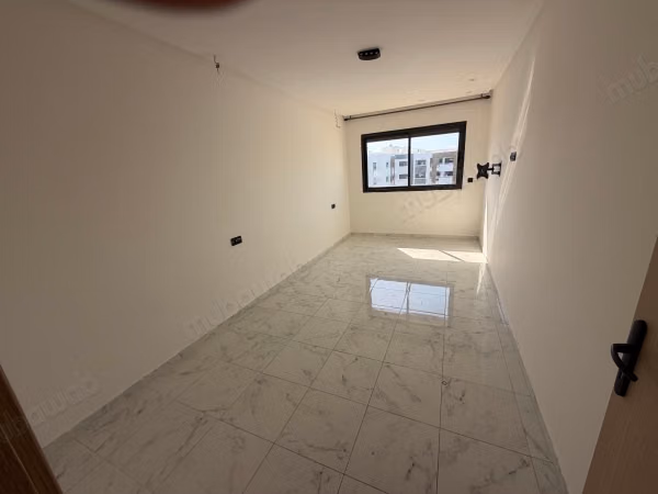 Appartement en location à Harhoura. 4 pièces confortables. Porte blindée, salon marocain traditionnel